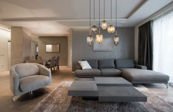 Blacky 80cm Ámbar Lámpas de techo De Globo Lighting - De sex r&ouml;k- och amberf&auml;rgade glasgloberna i olika former h&auml;nger fr&aring;n en svart, rektangul&auml;r takplatta och kan justeras upp till 120 cm fr&aring;n taket.