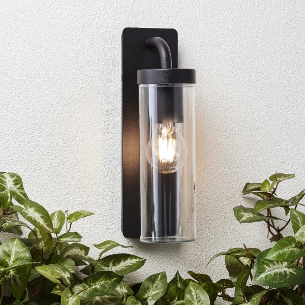 Aosta Negro mate lámpara de exterior De Brilliant - La l&aacute;mpara de pared para exterior Aosta ofrece una iluminaci&oacute;n pr&aacute;ctica y atmosf&eacute;rica y es perfecta para iluminar la puerta de entrada durante las estaciones m&aacute;s oscuras.