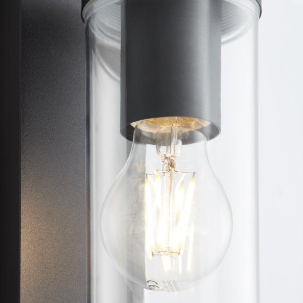 Aosta Negro mate lámpara de exterior De Brilliant - La l&aacute;mpara de pared para exterior Aosta ofrece una iluminaci&oacute;n pr&aacute;ctica y atmosf&eacute;rica y es perfecta para iluminar la puerta de entrada durante las estaciones m&aacute;s oscuras.