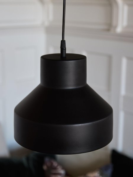 Solo Ø26 Negro Lámpas de techo De PR Home - Cable de plástico negro de 1,6 m de longitud con cazoleta de techo para suspensión con gancho del mismo color que la pantalla.