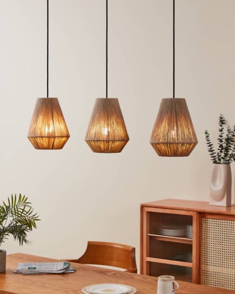 Alderney 90cm Naturaleza Lámpas de techo De Eglo - Esta elegante lámpara de techo con tres pantallas colgantes hechas de ratán tejido le da a la habitación un ambiente natural y acogedor.