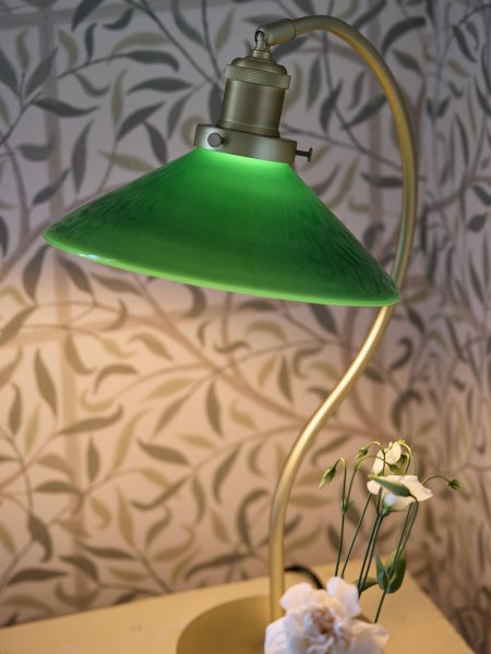 Axel 50cm Latón lámpara de escritorio De PR Home - La pantalla de cristal está montada en el soporte de metal con tres tornillos, lo que es un bonito detalle en sí mismo y refuerza la sensación clásica.