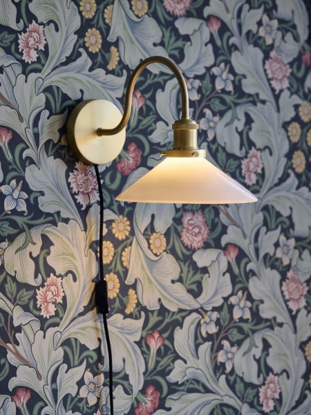 Axel 25cm Latón lámpara de pared De PR Home - La pantalla de cristal está montada en el soporte de metal con tres tornillos, lo que es un bonito detalle en sí mismo y refuerza la sensación clásica.