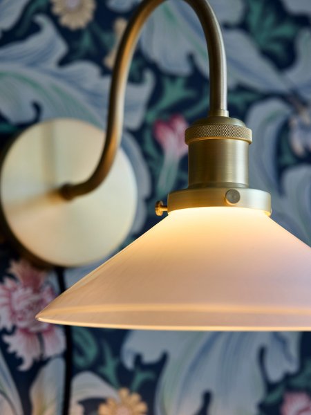 Axel 25cm Latón lámpara de pared De PR Home - La pantalla de cristal está montada en el soporte de metal con tres tornillos, lo que es un bonito detalle en sí mismo y refuerza la sensación clásica.