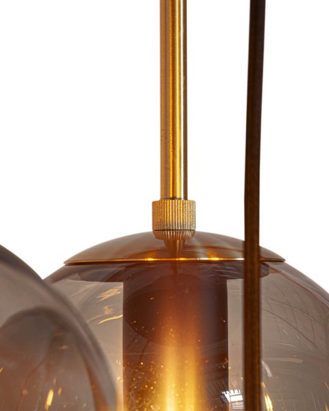 Laura Ø53 Gris humo Lámpas de techo De By Rydéns - Est&aacute; equipado con siete c&uacute;pulas de cristal gris claro de diferentes tama&ntilde;os y f&aacute;ciles de montar.