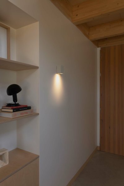 Lune 10cm Blanco lámpara de pared De Faro Barcelona - Lune es una l&aacute;mpara de pared cuadrada con acabado blanco mate que se integra a la perfecci&oacute;n en pasillos, corredores y otras zonas de paso.