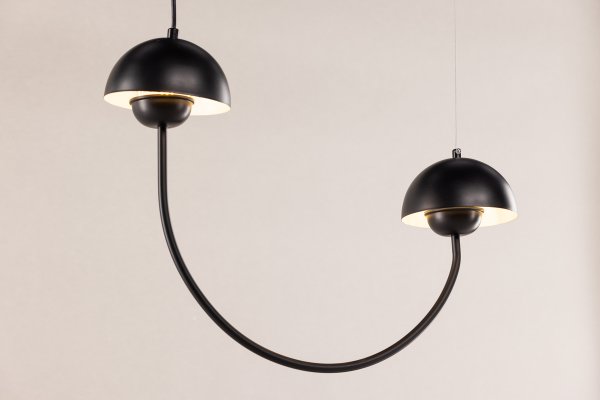 Lyckorna 55cm Negro Lámpas de techo De Venture Design - Es ideal para quienes buscan una l&aacute;mpara decorativa y elegante, con un dise&ntilde;o suave que se adapta a la mayor&iacute;a de las habitaciones y estilos de interior.