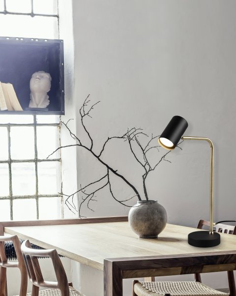 Marley 45cm Latón mate lámpara de escritorio De Trio Lighting - El cabezal de la lámpara es orientable y se puede orientar tanto hacia arriba como hacia abajo, lo que la hace perfecta como punto de atracción en el escritorio o como iluminación de acento en la oficina.