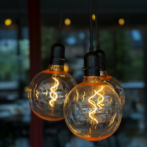 Gravity Negro De Lightson - Juntos, Gravity y la fuente de luz crean una lámpara que se puede colgar sobre una mesa de comedor, una mesa de café o en la esquina de una pérgola, por ejemplo.