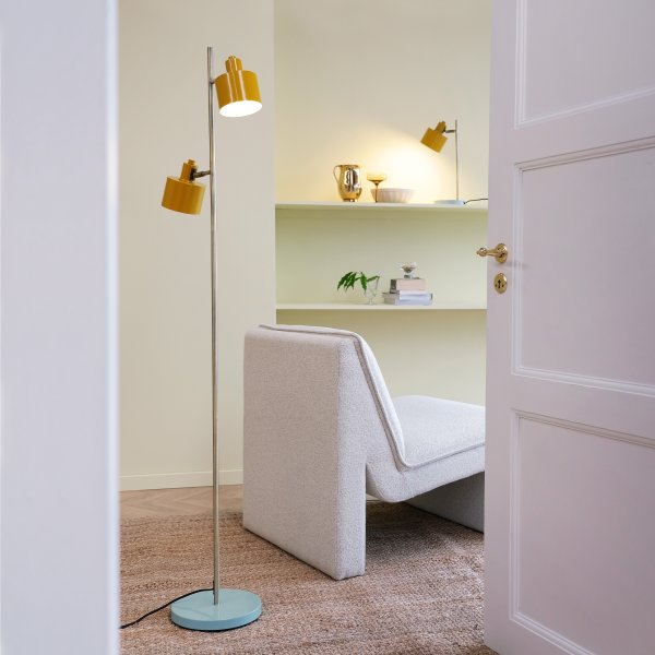 Ocean Multicolor lámpara de pie De Dyberg Larsen - La lámpara de pie Ocean en pantallas de curry, latón y turquesa tiene una construcción de metal, se puede inclinar hacia arriba y hacia abajo y está equipada con un interruptor de pie en la base.
