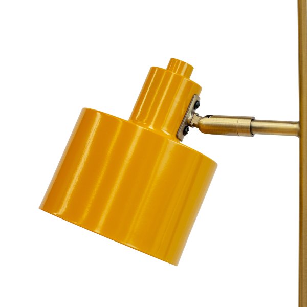 Ocean Multicolor lámpara de pie De Dyberg Larsen - La lámpara de pie Ocean en pantallas de curry, latón y turquesa tiene una construcción de metal, se puede inclinar hacia arriba y hacia abajo y está equipada con un interruptor de pie en la base.