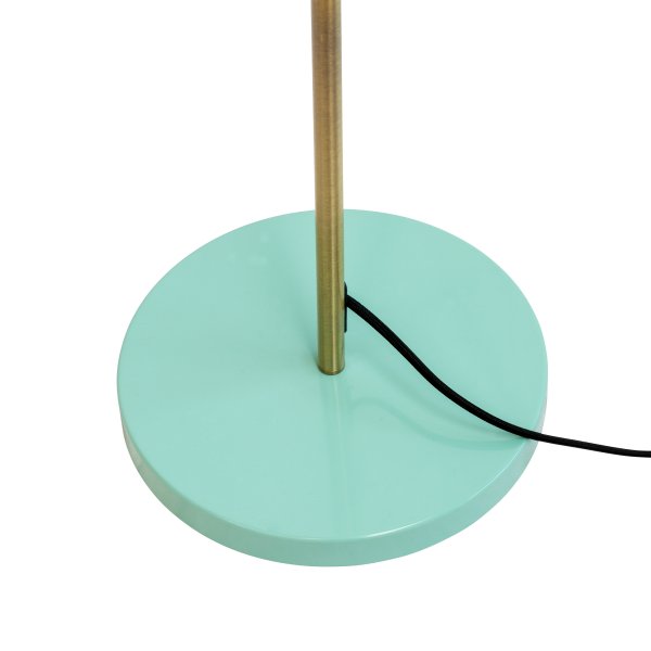 Ocean Multicolor lámpara de pie De Dyberg Larsen - La lámpara de pie Ocean en pantallas de curry, latón y turquesa tiene una construcción de metal, se puede inclinar hacia arriba y hacia abajo y está equipada con un interruptor de pie en la base.