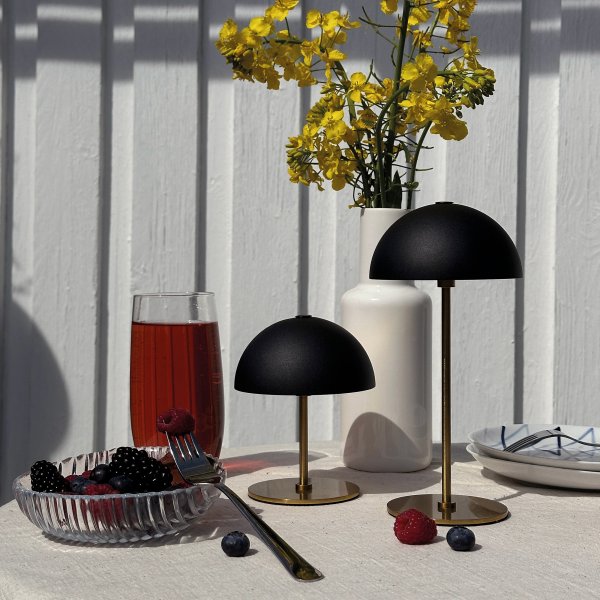 Along set 20cm Negro portátil De Dyberg Larsen - Estas lámparas inalámbricas están hechas de latón con pantallas de metal de colores y ofrecen tres niveles de brillo sin deslumbramiento.
