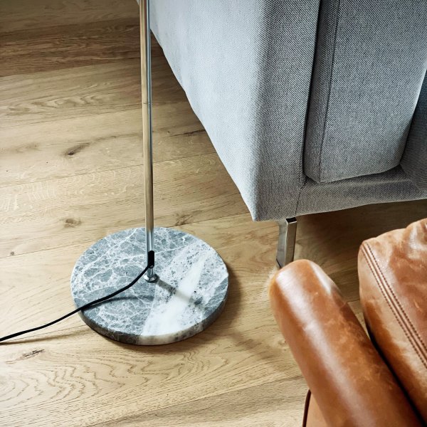 Stockholm Cromo lámpara de pie De Dyberg Larsen - Den solida marmorfoten ger lampan ett exklusivt och tidl&ouml;st uttryck, medan den smala kromramen tillf&ouml;r en l&auml;tt och stilren touch.