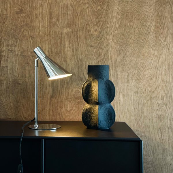 DL12 Mini 37cm Cromo lámpara de escritorio De Dyberg Larsen - Den &auml;r utrustad med en sk&auml;rm som kan b&aring;de roteras och tiltas, vilket g&ouml;r det enkelt att rikta ljuset efter behov.