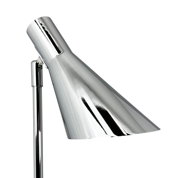 DL12 Mini 37cm Cromo lámpara de escritorio De Dyberg Larsen - Den &auml;r utrustad med en sk&auml;rm som kan b&aring;de roteras och tiltas, vilket g&ouml;r det enkelt att rikta ljuset efter behov.