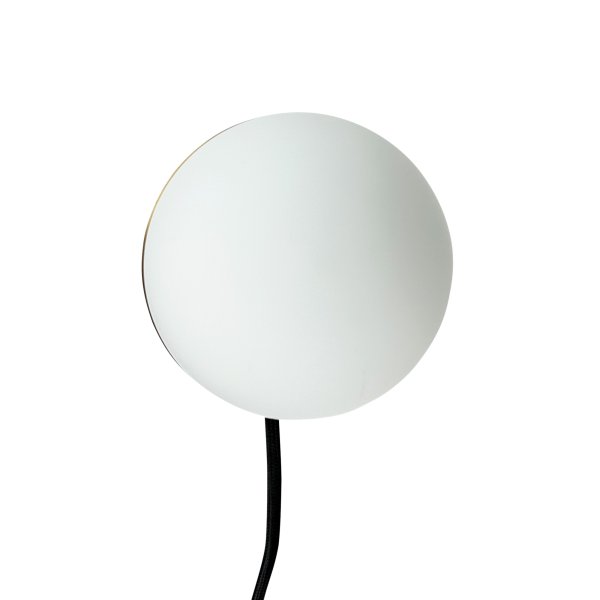 Sia Ø12 Latón lámpara de pared De Dyberg Larsen - La suave luz de la pantalla de cristal crea una atmósfera acogedora y la base de latón transmite una impresión lujosa y duradera.