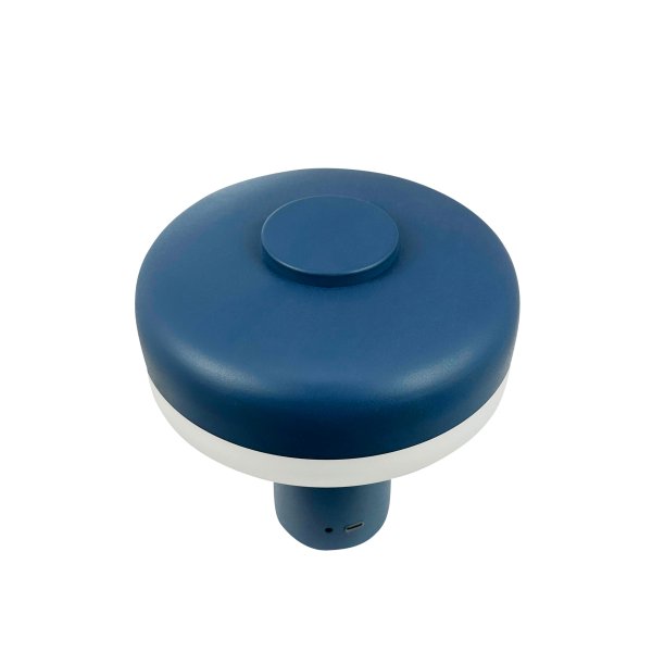 Porter 16cm Índigo portátil De Dyberg Larsen - La lámpara de mesa LED recargable Porter es una lámpara moderna y funcional con un diseño único en el que la luz nace desde el borde, proporcionando una luz agradable y uniforme.