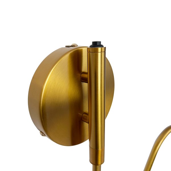 Futura 52cm Latón lámpara de pared De Dyberg Larsen - Cuenta con un mecanismo giratorio de 180 grados que permite un fácil ajuste de la luz y es perfecto para rincones y áreas de trabajo.