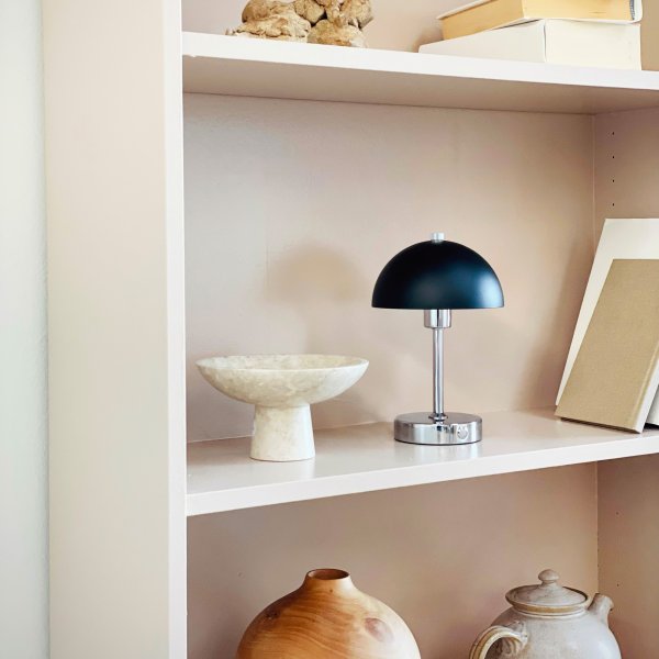 Malmø LED 23cm Cromo portátil De Dyberg Larsen - Den svart- och kromf&auml;rgade metallen ger en elegant touch, och med sin kompakta storlek passar den perfekt p&aring; nattduksbord, skrivbord eller som dekorativ belysning.