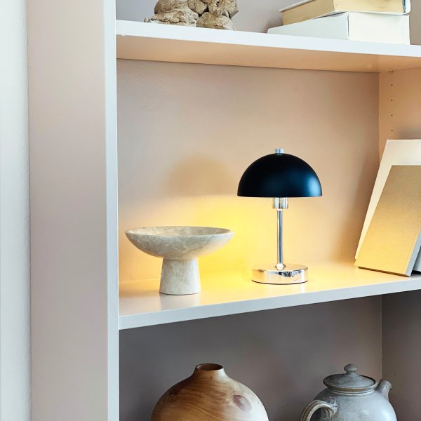 Malmø LED 23cm Cromo portátil De Dyberg Larsen - Den svart- och kromf&auml;rgade metallen ger en elegant touch, och med sin kompakta storlek passar den perfekt p&aring; nattduksbord, skrivbord eller som dekorativ belysning.