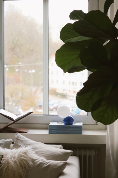 Ripley 17cm Azul lámpara de mesa De Globen Lighting - Col&oacute;cala en el escritorio del pasillo, en la mesa auxiliar del sal&oacute;n o en la mesita de noche del dormitorio.