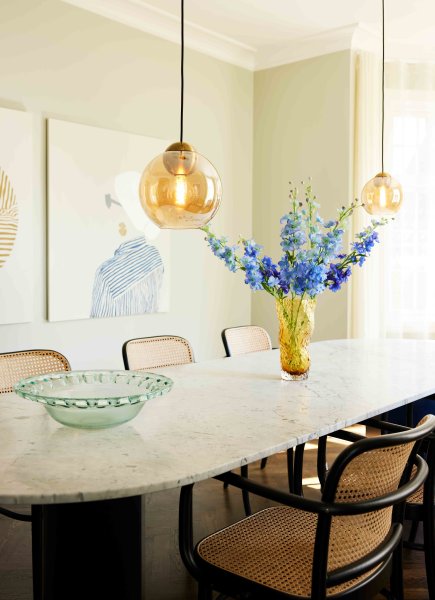 Bubbles Ø24 Ámbar Lámpas de techo De Halo Design - El vidrio de color &aacute;mbar combinado con los detalles de lat&oacute;n antiguo a&ntilde;ade elegancia y, cuando se enciende, crea una hermosa distribuci&oacute;n de luz en la habitaci&oacute;n.