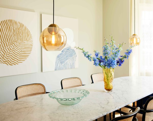 Bubbles Ø24 Ámbar Lámpas de techo De Halo Design - El vidrio de color &aacute;mbar combinado con los detalles de lat&oacute;n antiguo a&ntilde;ade elegancia y, cuando se enciende, crea una hermosa distribuci&oacute;n de luz en la habitaci&oacute;n.