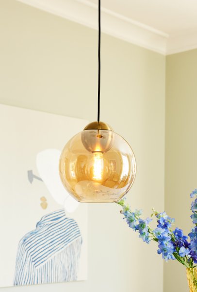 Bubbles Ø24 Ámbar Lámpas de techo De Halo Design - El vidrio de color &aacute;mbar combinado con los detalles de lat&oacute;n antiguo a&ntilde;ade elegancia y, cuando se enciende, crea una hermosa distribuci&oacute;n de luz en la habitaci&oacute;n.