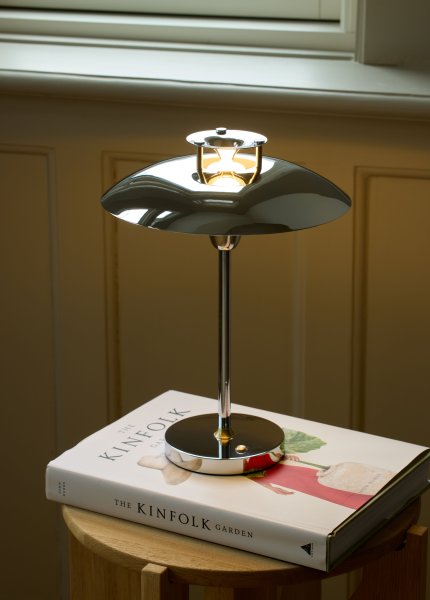 Stepp One-Two -Three 30cm Cromo portátil De Halo Design - La lámpara tiene un regulador de intensidad de 3 niveles incorporado y proporciona una agradable luz blanca cálida.