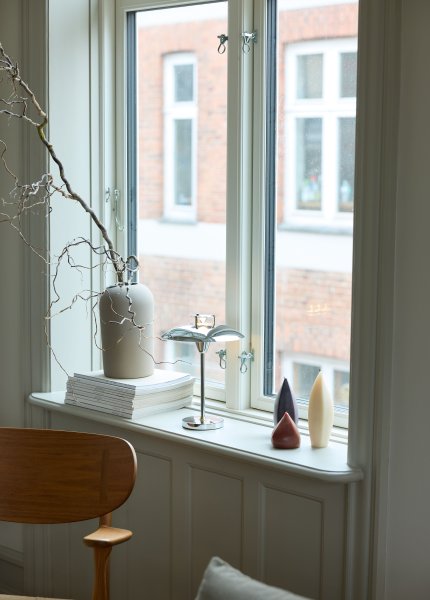 Stepp One-Two -Three 30cm Cromo portátil De Halo Design - La lámpara tiene un regulador de intensidad de 3 niveles incorporado y proporciona una agradable luz blanca cálida.