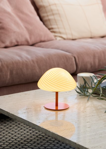 Mini Mush 17cm Naranja lámpara de mesa De Halo Design - La exclusiva pantalla en forma de onda proporciona una distribuci&oacute;n de luz suave y agradable y es perfecta para crear un ambiente acogedor en cualquier habitaci&oacute;n.