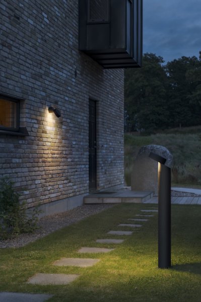 Vicenza 100cm Negro balizas De Konstsmide - Perfecto para iluminar áreas al aire libre como aceras, jardines o caminos de acceso con luz de bajo consumo.