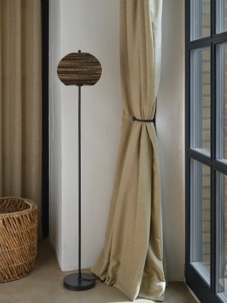 Cardboard Ball Marrón lámpara de pie De Ledvance - La pantalla, hecha de varias capas de cart&oacute;n, crea un hermoso juego de luz en la habitaci&oacute;n cuando est&aacute; iluminada y contribuye a una atm&oacute;sfera c&aacute;lida y natural.