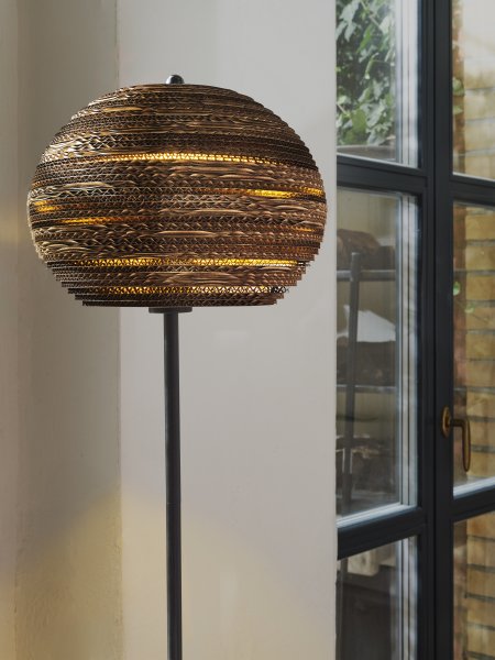 Cardboard Ball Marrón lámpara de pie De Ledvance - La pantalla, hecha de varias capas de cart&oacute;n, crea un hermoso juego de luz en la habitaci&oacute;n cuando est&aacute; iluminada y contribuye a una atm&oacute;sfera c&aacute;lida y natural.