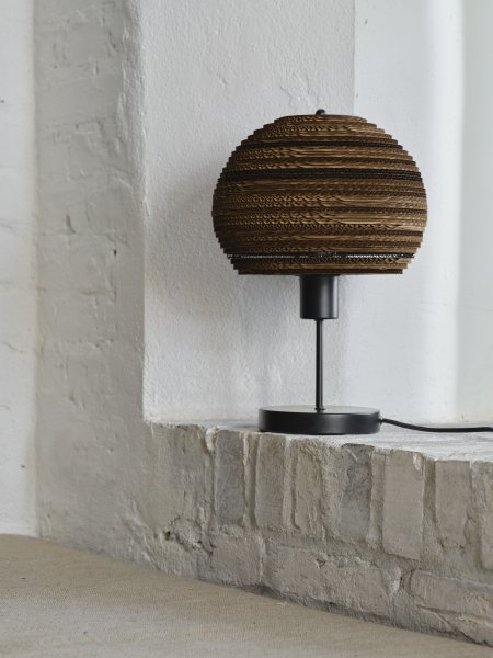 Cardboard Ball 38cm Marrón lámpara de mesa De Osram - La pantalla, hecha de varias capas de cart&oacute;n, crea un hermoso juego de luz en la habitaci&oacute;n cuando est&aacute; iluminada y contribuye a una atm&oacute;sfera c&aacute;lida y natural.