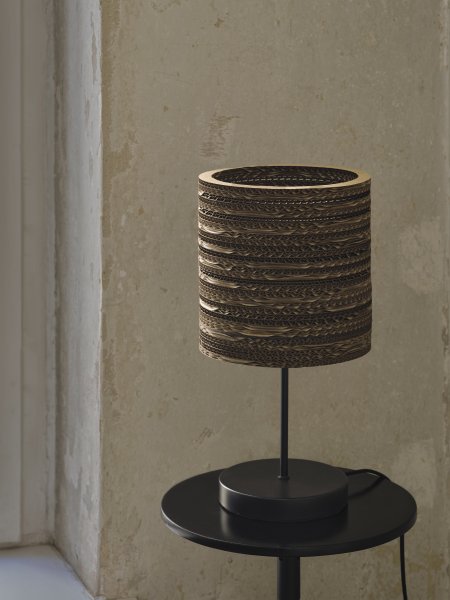 Cardboard Cylinder 38cm Marrón lámpara de mesa De Ledvance - La pantalla, hecha de varias capas de cart&oacute;n, crea un hermoso juego de luz en la habitaci&oacute;n cuando est&aacute; iluminada y contribuye a una atm&oacute;sfera c&aacute;lida y natural.