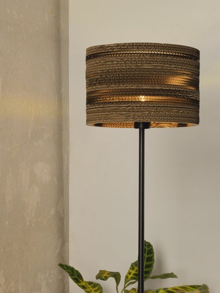 Cardboard Cylinder Marrón lámpara de pie De Osram - La pantalla, hecha de varias capas de cart&oacute;n, crea un hermoso juego de luz en la habitaci&oacute;n cuando est&aacute; iluminada y contribuye a una atm&oacute;sfera c&aacute;lida y natural.