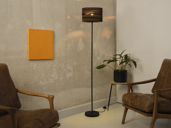 Cardboard Cylinder Marrón lámpara de pie De Osram - La pantalla, hecha de varias capas de cart&oacute;n, crea un hermoso juego de luz en la habitaci&oacute;n cuando est&aacute; iluminada y contribuye a una atm&oacute;sfera c&aacute;lida y natural.