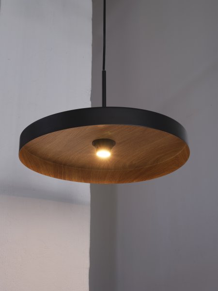 Imagen ampliada de Plate Wood Ø40 Negro Lámpas de techo De Osram - Col&oacute;calo encima de la mesa del comedor o en la sala de estar.