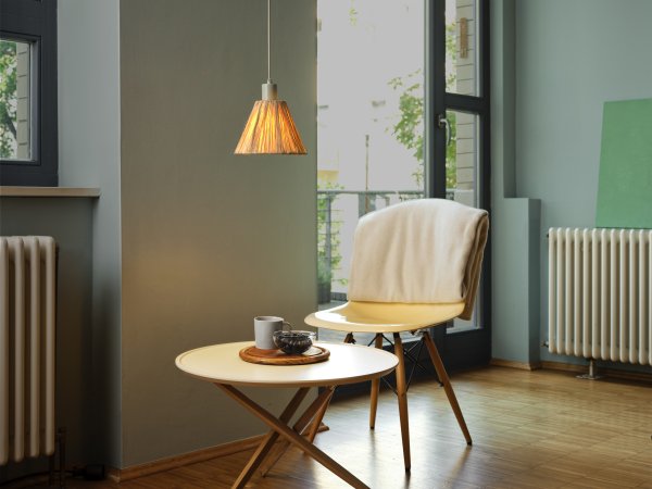 Raffia Ø20 Naturaleza Lámpas de techo De Ledvance - La pantalla de palma de rafia combinada con el metal verde le da a la estancia un ambiente c&aacute;lido y natural.