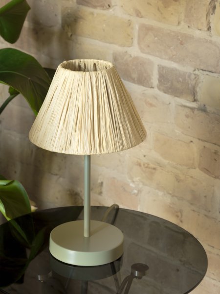 Raffia 33cm Naturaleza lámpara de mesa De Osram - La pantalla de palma de rafia combinada con el metal verde le da a la estancia un ambiente c&aacute;lido y natural.