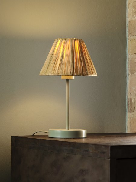 Raffia 33cm Naturaleza lámpara de mesa De Osram - La pantalla de palma de rafia combinada con el metal verde le da a la estancia un ambiente c&aacute;lido y natural.