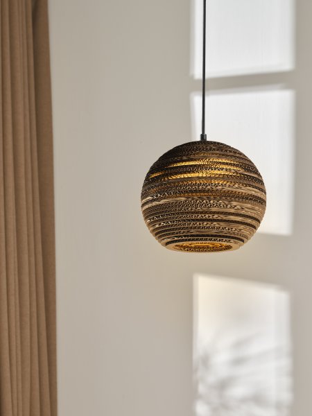 Cardboard Ball Ø26 Marrón Lámpas de techo De Osram - La pantalla redonda hecha de varias capas de cart&oacute;n crea un hermoso juego de luz en la habitaci&oacute;n cuando est&aacute; iluminada y contribuye a una atm&oacute;sfera c&aacute;lida y natural.
