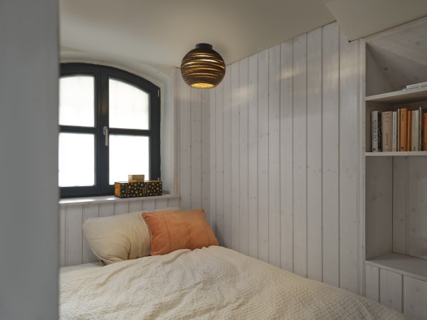 Cardboard Ball Ø26 Marrón plafón De Osram - La pantalla, hecha de varias capas de cart&oacute;n, crea un hermoso juego de luz en la habitaci&oacute;n cuando est&aacute; iluminada y contribuye a una atm&oacute;sfera c&aacute;lida y natural.