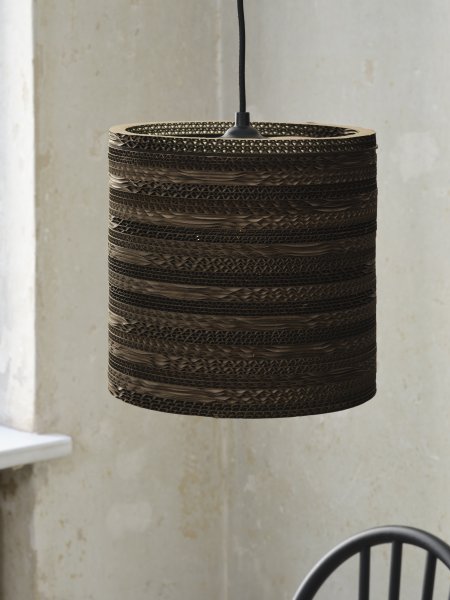 Cardboard Cylinder Ø25 Marrón Lámpas de techo De Ledvance - La pantalla, hecha de varias capas de cartón, crea un hermoso juego de luz en la habitación cuando está iluminada y contribuye a una atmósfera cálida y natural.