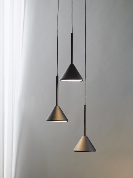 Fuji Ø30 Negro Lámpas de techo De Ledvance - De konformade sk&auml;rmarna ger ett bl&auml;ndfritt ljus ner&aring;t p&aring; 990lm och 3000K varmvitt ljus.