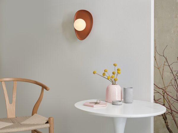 Imagen ampliada de Clay Nest 26cm Marrón lámpara de pared De Osram - Glaskupan i opal som omfamnar ljusk&auml;llan skapar ett fint och bl&auml;ndfritt ljus i rummet.