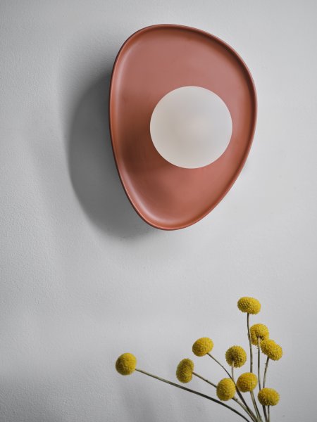 Imagen ampliada de Clay Nest 26cm Marrón lámpara de pared De Osram - Glaskupan i opal som omfamnar ljusk&auml;llan skapar ett fint och bl&auml;ndfritt ljus i rummet.
