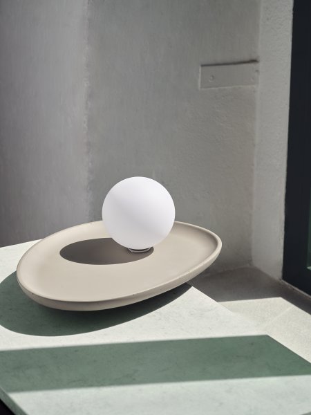 Concrete Nest 14cm Gris lámpara de mesa De Ledvance - Glaskupan i opal som omfamnar ljusk&auml;llan skapar ett fint och bl&auml;ndfritt ljus i rummet.